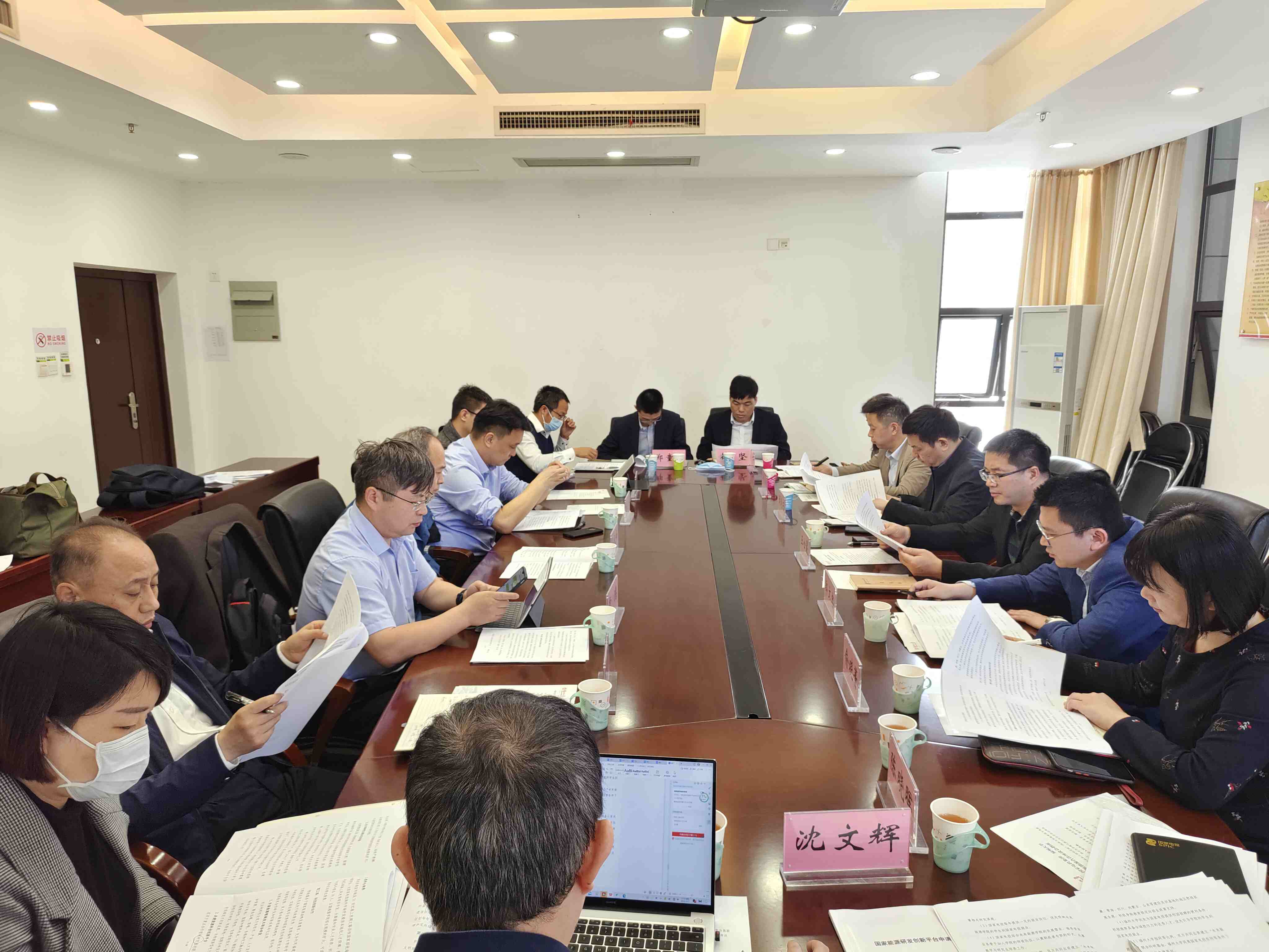 华亿体育与国家电投集团举行新能源合作项目技术研讨会.jpg